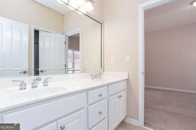 Building Photo - 3206 Windsor Lake Dr NE