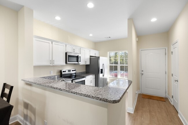 Building Photo - Move-In Ready 2BR Townhome in Beaufort – Don’t Miss This!