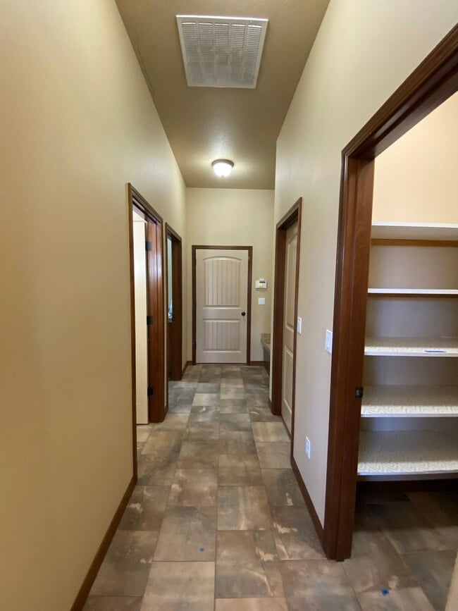 Building Photo - 433 Golden Dr