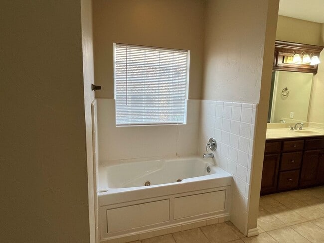 Building Photo - Large 3 Bed 2.5 Bath In Edmond