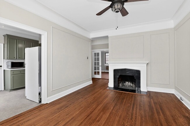 Building Photo - Absolutely stunning penthouse level unit in the historic Poplar building in Charlotte's tree line...