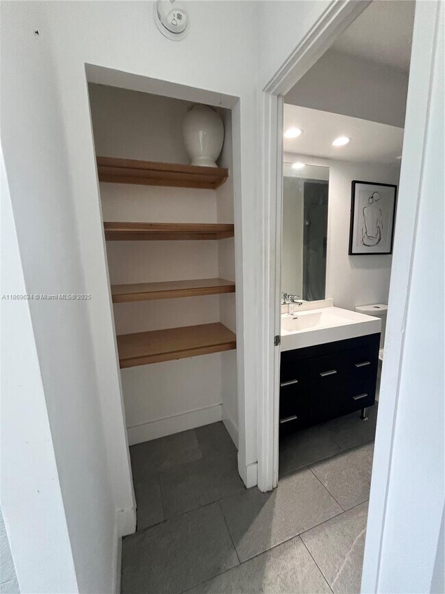 Building Photo - 1750 NE 191st St