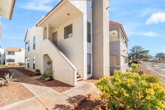 Building Photo - 2 Bedroom Condo!