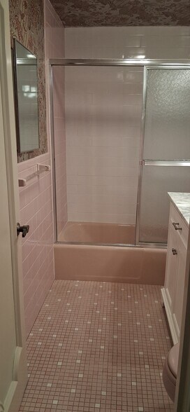 Main bathroom - 201 Hoffman Ave