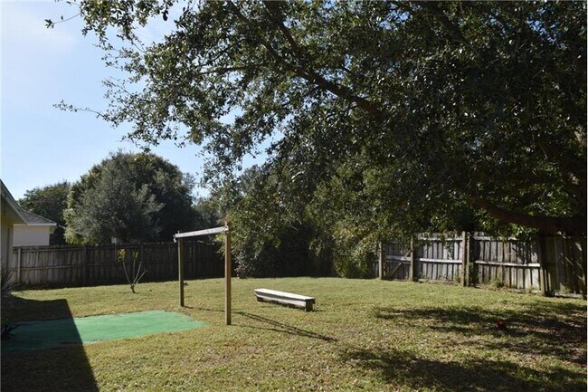 Building Photo - 920 SW Capri St