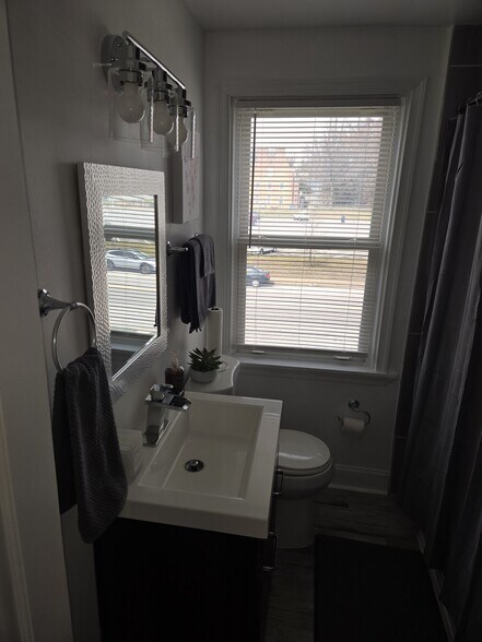 Full bathroom upstais - 1511 Woodbourne Ave