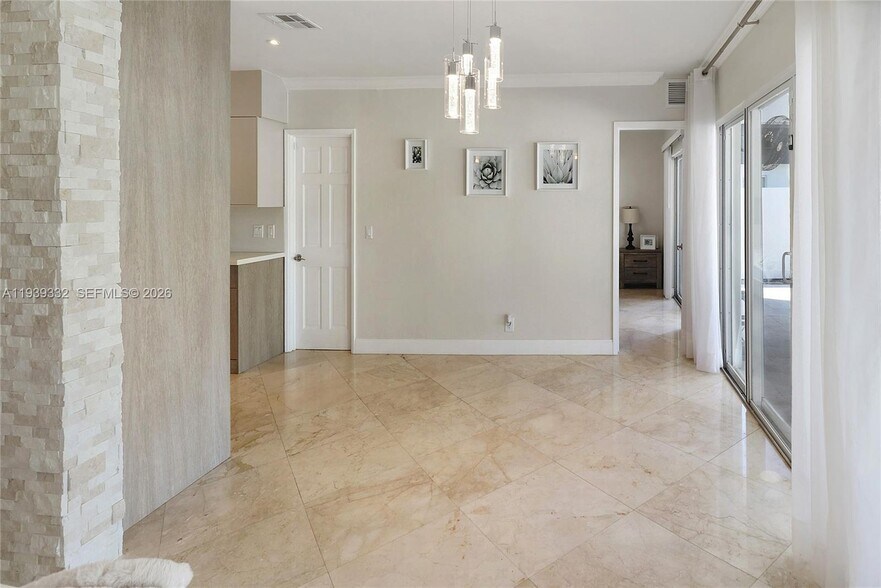 Building Photo - 2031 NE 14th Ct