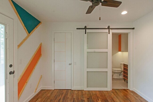 Building Photo - Pet-Friendly 1-Bedroom Apartment in Downtown Rogers –  Move-In Special!