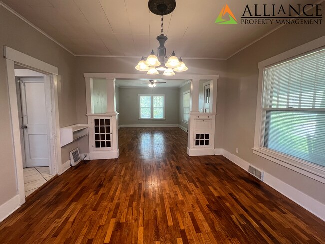 Building Photo - Charming 3 Bed  w/ Bonus Room Home ~ Great Location!