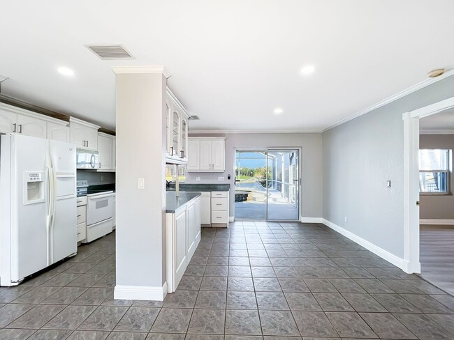 Building Photo - Cape Coral Pool Home with Canal!