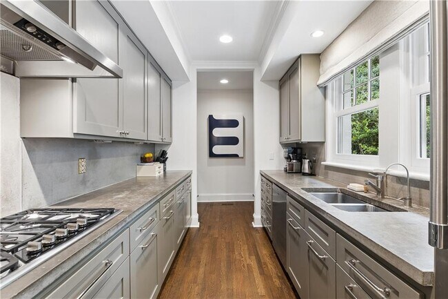 Building Photo - 355 8th St NE