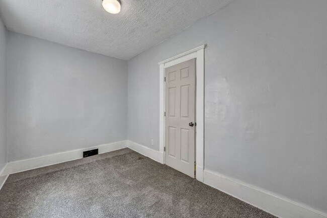 Building Photo - Spacious 5 Bedroom - Vouchers Accepted