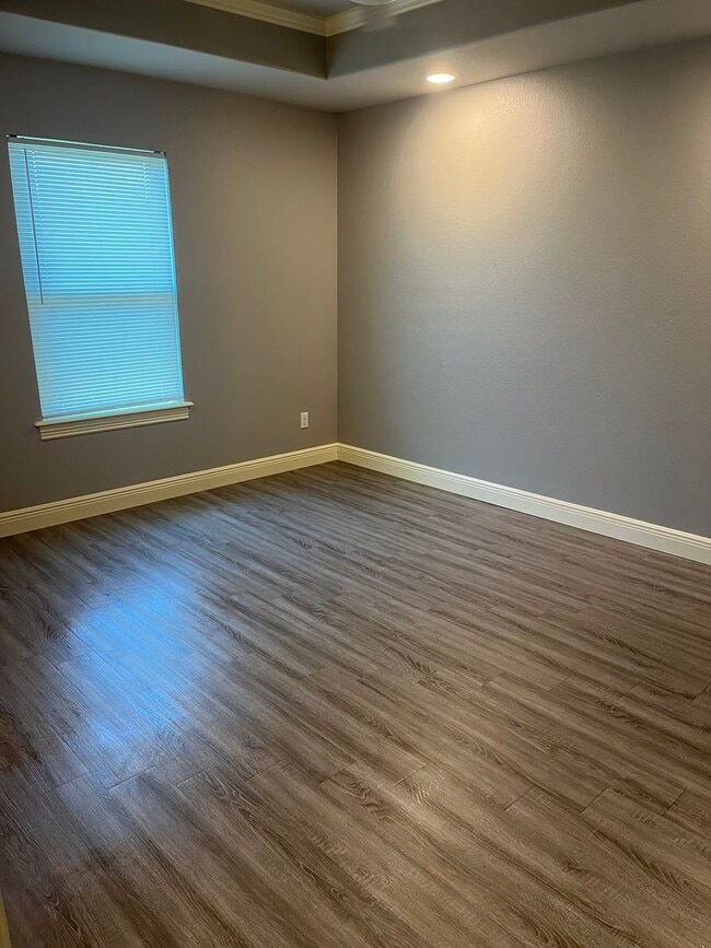 Building Photo - 3 bedroom Duplex