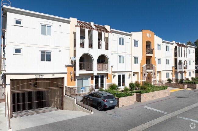 Building Photo - 10227 Mason Ave