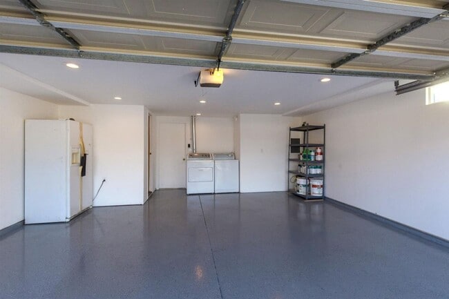 Building Photo - Bright and Airy Sunnyvale Home with Update...