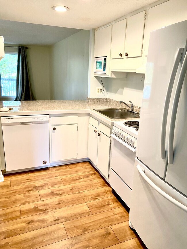 Building Photo - RESORT STYLE LIVING!! Beautiful 1BR Condo in Marina Community!