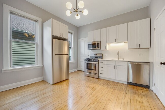 Building Photo - 1346 W Webster Ave