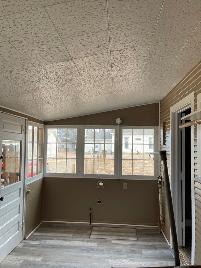 Building Photo - 3 Bedroom 1 bath home