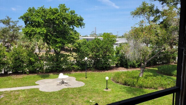 Building Photo - Annual Turnkey furnished renovated 1/1 dow...