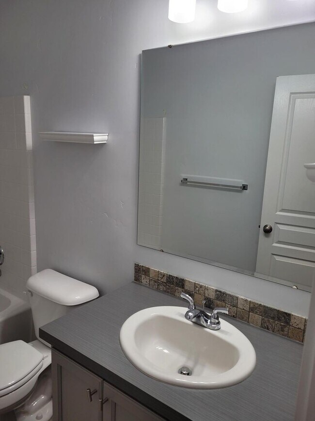 Building Photo - Spacious Home For Everyone!