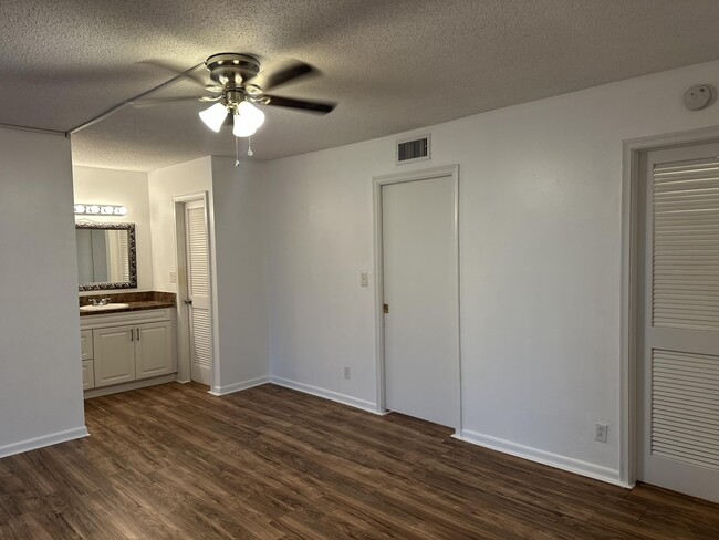 Building Photo - 552 High Point Dr