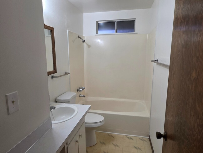 Building Photo - 231 Hawthorne St