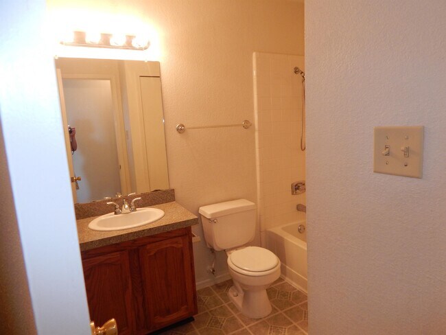 Building Photo - 1613 Bobby Lee Dr