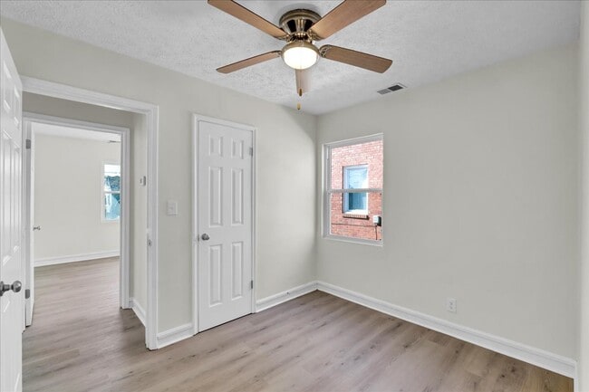 Building Photo - 327 Alger Ave