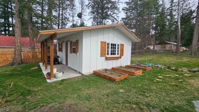 Building Photo - Fully Furnished House plus Mother-in-law suite - Lake Views & Access - Winter Rental Only