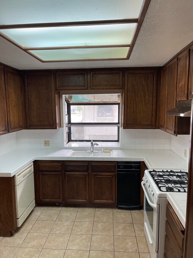 Building Photo - 7230 Kelvin Ave