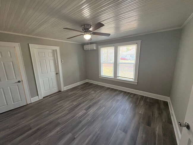 Building Photo - 104 Freeze Ave NW