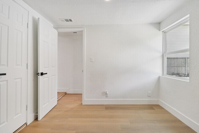 Building Photo - 1105 N Sylvania Ave