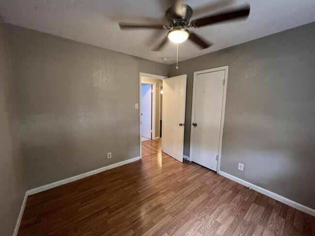 Building Photo - 806 Sandy Ct