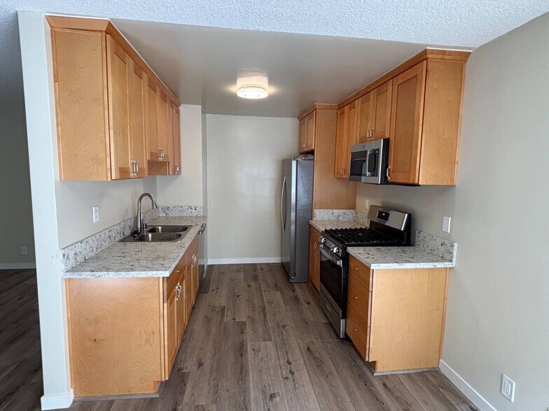 Building Photo - 735 N Sweetzer Ave