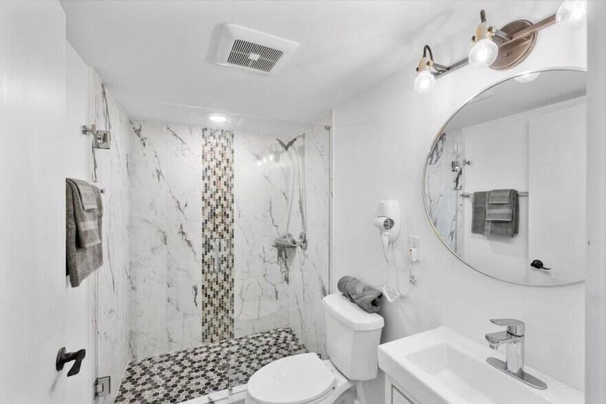 Building Photo - 18 W Elder St