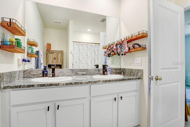 Building Photo - 17020 Oval Rum Dr