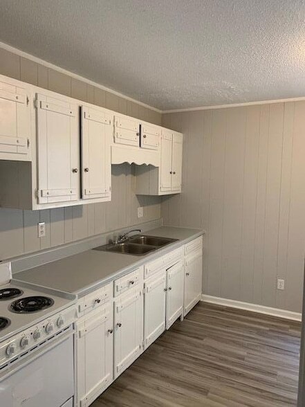 Building Photo - 749 20th St SE