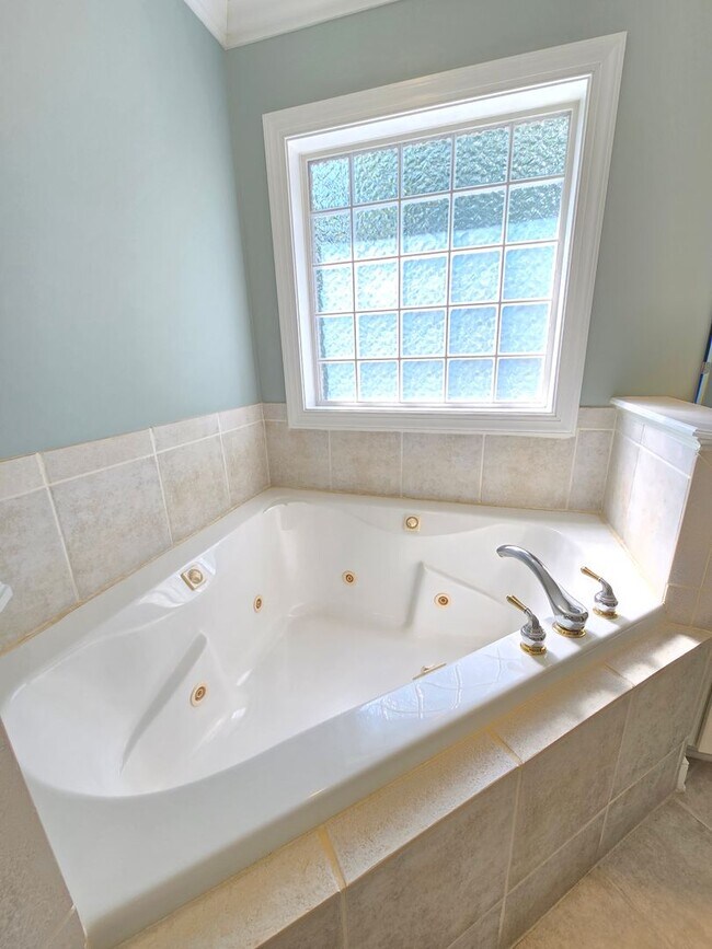 Building Photo - TOWNHOMES AT HOLLY GLEN - Gorgeous townhom...