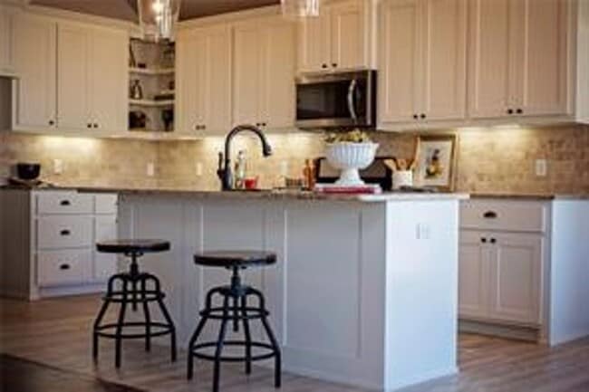 Building Photo - 3 Bed | 2 Bath | 2 Car Garage - Bungalow S...