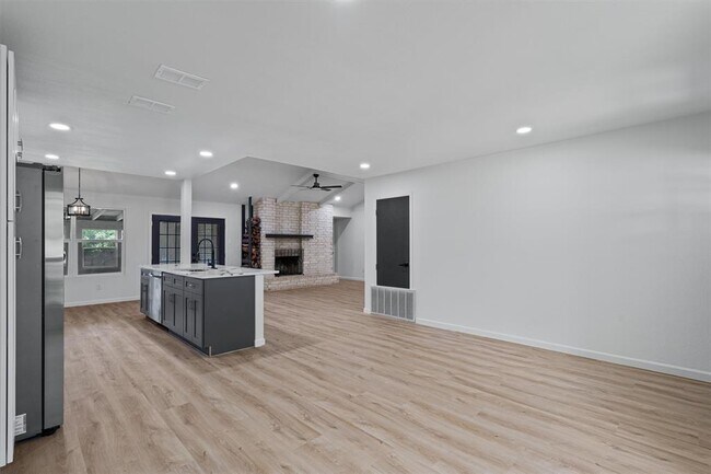 Building Photo - 1700 Deep Wood Dr
