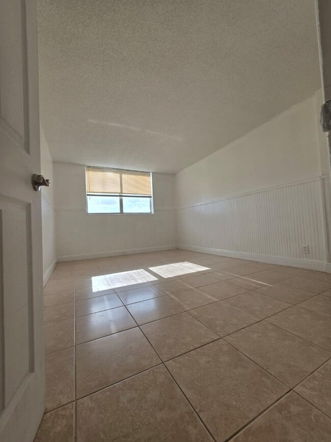 Building Photo - 470 Executive Center Dr