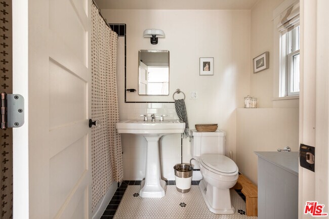 Building Photo - 6271 Saylin Ln