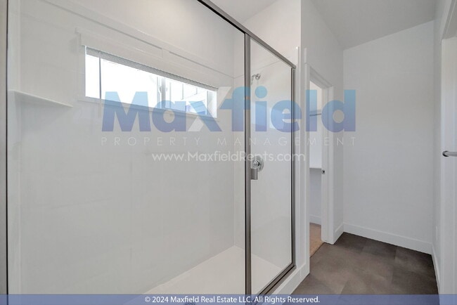 Building Photo - End Unit - 3BD 2.5 BA 2GA - Modern Living