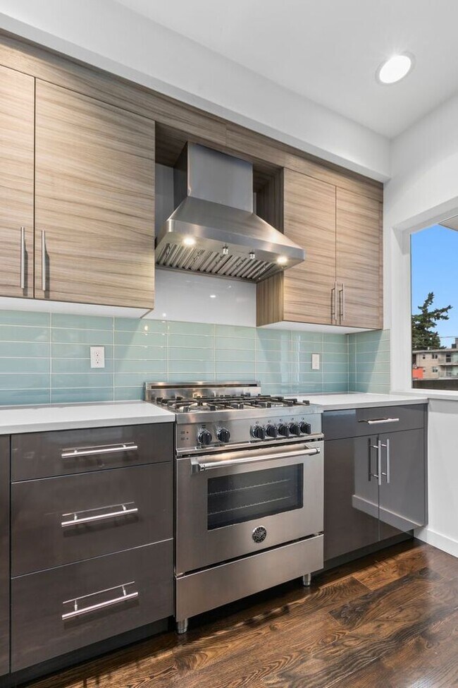 Building Photo - Stunning Modern Air-Conditioned in Coveted...