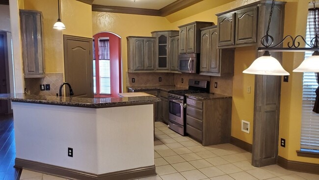 Building Photo - 1621 Colonial Dr