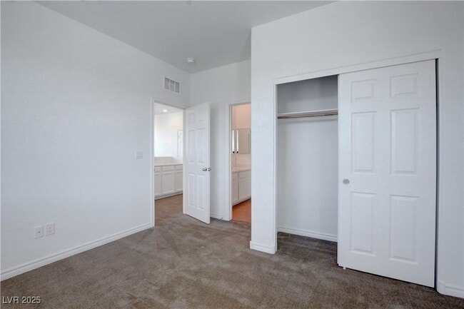 Building Photo - 882 Sycamore Falls St