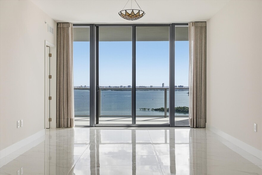 Building Photo - 700 NE 24th St