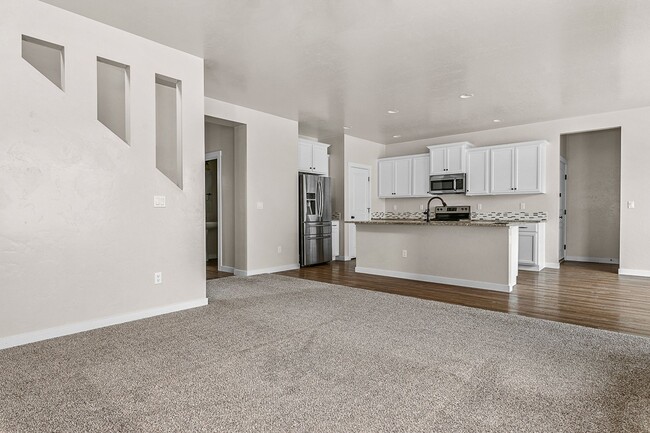 Building Photo - Beautiful 5bd/2.5ba, 3-car Tandem Garage H...