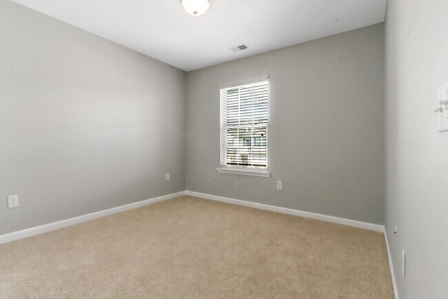 Building Photo - 3 Bed, 2. 5 Bath Like New Townhome in Richmond Hill