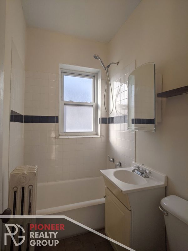 Building Photo - 2827 N Burling St